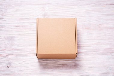 Tahta masadaki kahverengi karton posta kutusu.