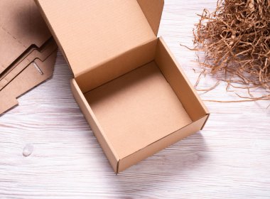 Tahta masadaki kahverengi karton posta kutusu.