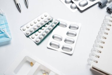 Eczane ilaç organizatörü masanın üstünde.