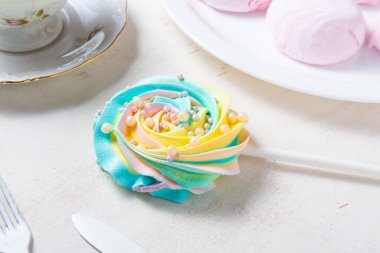 Parlak renkli lolipop camdy ve lokum.