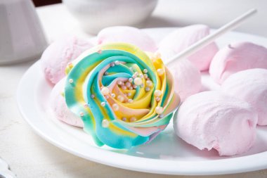 Parlak renkli lolipop camdy ve lokum.