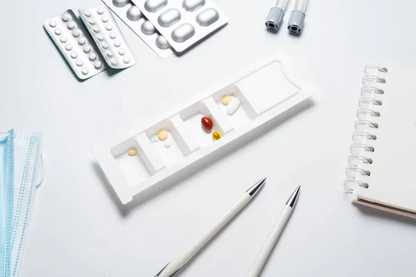 Gyógyszertár Gyógyszeres Szervező Asztalon — Stock Fotó
