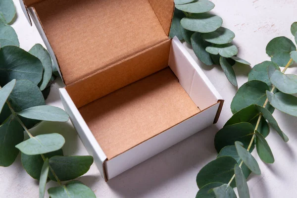 Bílá Kartonová Krabička Zdobená Eucalyptus Green Branc — Stock fotografie