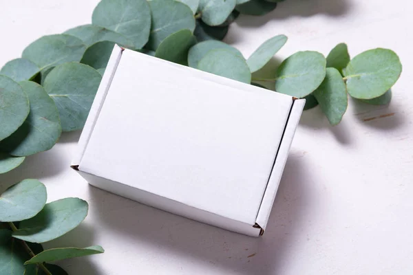 Caja Cartón Blanco Decorada Con Branc Verde Eucalipto — Foto de Stock