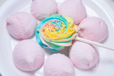 Parlak renkli lolipop camdy ve lokum.