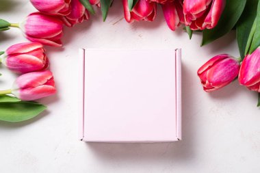 Bahar taze lalesiyle süslenmiş karton kutu.