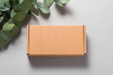 Kahverengi Corrugated Mukavva Posta Kutusu ahşap masanın üzerinde.
