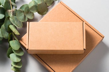 Kahverengi Corrugated Mukavva Posta Kutusu ahşap masanın üzerinde.