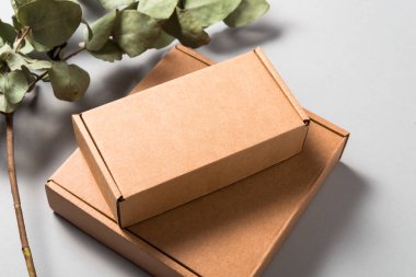 Kahverengi Corrugated Mukavva Posta Kutusu ahşap masanın üzerinde.