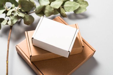 Kahverengi ve beyaz Corrugated Mukavva Posta Kutusu ahşap masanın üzerinde