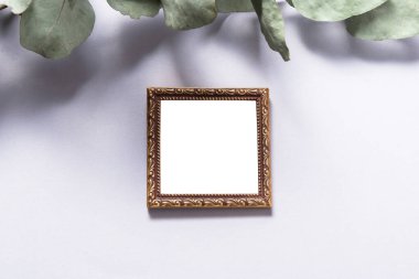 Yeşil Yapraklarla süslenmiş antika pirinç fotoğraf çerçevesi