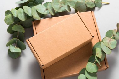 Kahverengi Corrugated Mukavva Posta Kutusu ahşap masanın üzerinde.