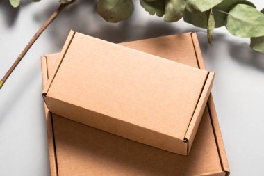 Kahverengi Corrugated Mukavva Posta Kutusu ahşap masanın üzerinde.
