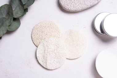 Ahşap masanın üzerinde luffa pedleri var.