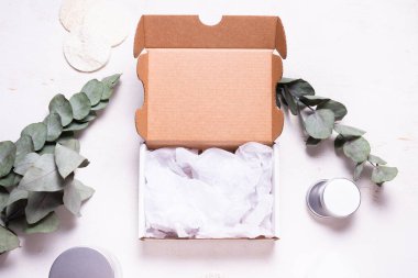 Okaliptüs yeşili brançla süslenmiş beyaz karton kutu.