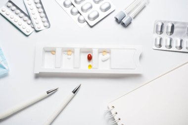 Eczane ilaç organizatörü masanın üstünde.