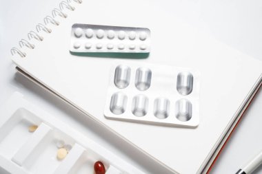 Eczane ilaç organizatörü masanın üstünde.