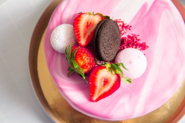 Parti, doğum günü pastası, lezzetli bisküvi pembesi pasta. 