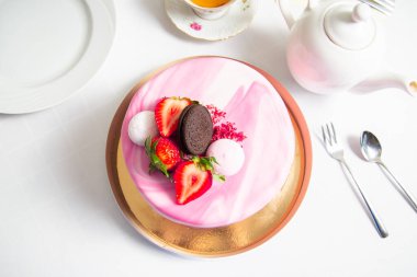 Parti, doğum günü pastası, lezzetli bisküvi pembesi pasta. 