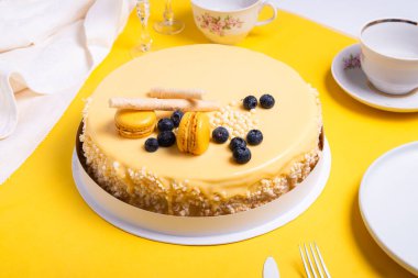 Sarı arka planda tutkulu meyveli kremalı pasta.