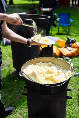 Büyük bir kazanda geleneksel pilav sokak yemekleri