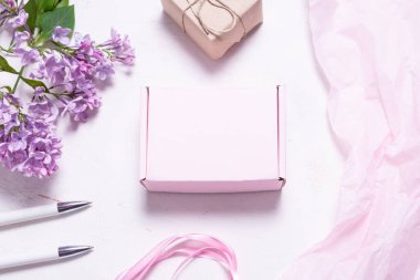 Leylak dalıyla süslenmiş kahverengi karton kutu