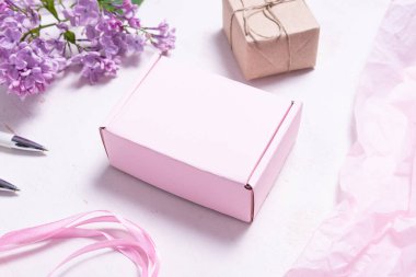 Leylak dalıyla süslenmiş kahverengi karton kutu