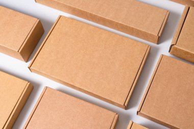 Beyaz arkaplanda bir sürü karton kutu var.