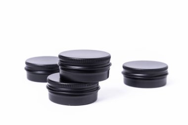 Siyah metal kutular, kutular. beyaz arkaplan