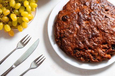 Beyaz ahşap masada ev yapımı havuçlu kek.