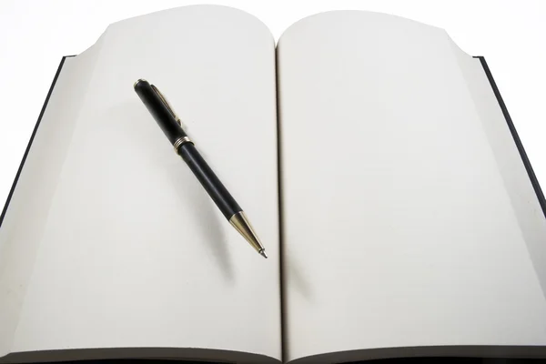 ボールペンと空白の開いた本 — ストック写真