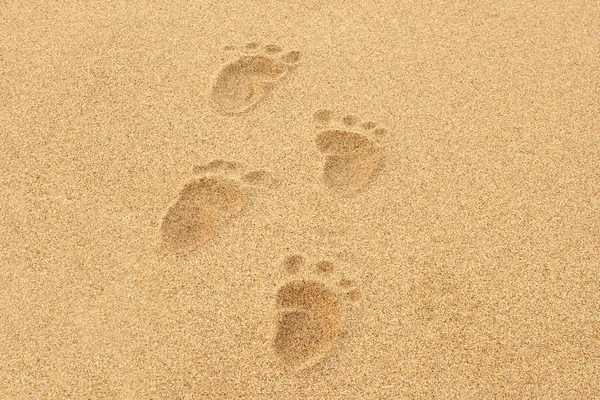在海滩的沙子婴儿脚印 — 图库照片