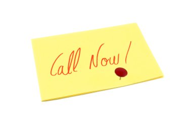 Şimdi arama! anýmsatýcý Not beyaz izole zemin üzerinde