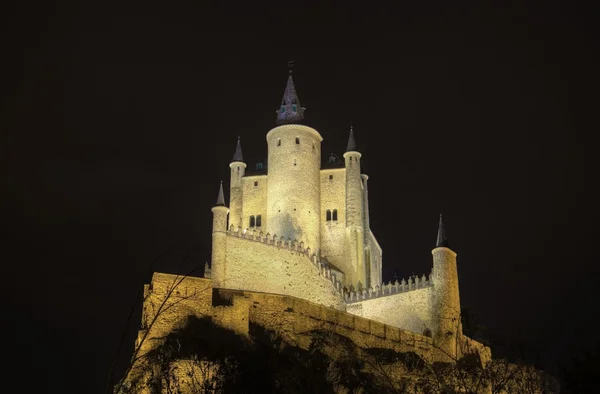 Segovia alcazar Burg in der Nacht. alter königlicher Palast in segovia spanien. — Stockfoto