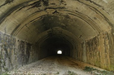 terk edilmiş kara tren tünel