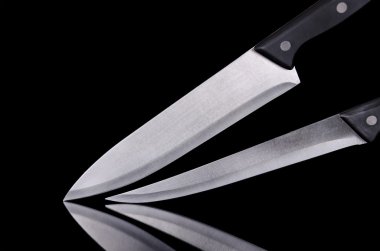iki mutfak bıçakları görünümü kadar izole siyah arka plan üzerinde kapat