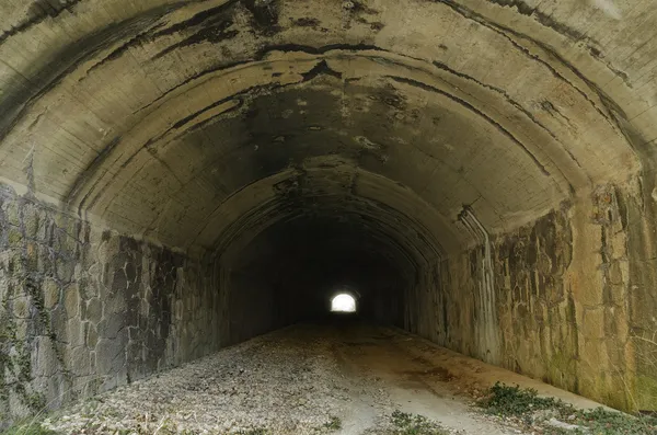 被遗弃的黑暗铁路隧道 — 图库照片