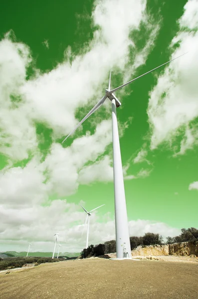 Energie windturbines over groene bewolkte hemel. groene energieconcept — Stockfoto