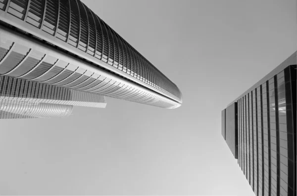 Abstraktní moderní mrakodrap v černé a bílé — Stock fotografie