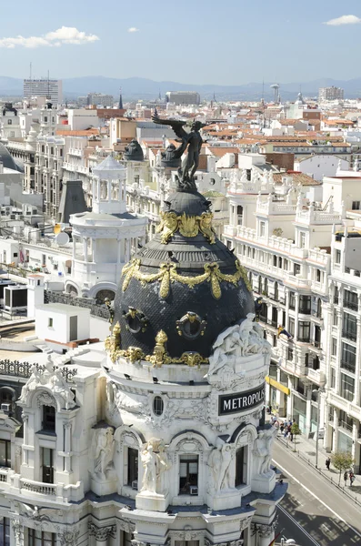 Madrid, spanien-4 mai: metropolis building in madrid am 4 mai 2013. Luftaufnahme des metropolis building, dieses gebäude wurde 1911 erbaut, ist ein berühmtes denkmal in madrid. — Stockfoto