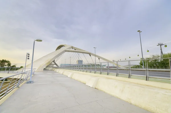 ZARAGOZA, SPANIA-16 MAI: Podul celui de-al treilea mileniu din Zaragoza pe 16 mai 2013. acest pod este unul dintre cele mai noi poduri peste râul Ebro, în Zaragoza. A fost construit în 2008 pentru E internațional — Fotografie, imagine de stoc