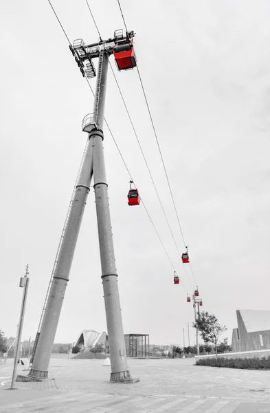 红色的电缆车在一个多云的黑色和白色风景 — 图库照片