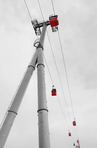 红色的电缆车在一个多云的黑色和白色风景 — 图库照片