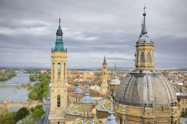 Luchtfoto van el pilar kathedraal-basiliek in zaragoza, Spanje — Stockfoto