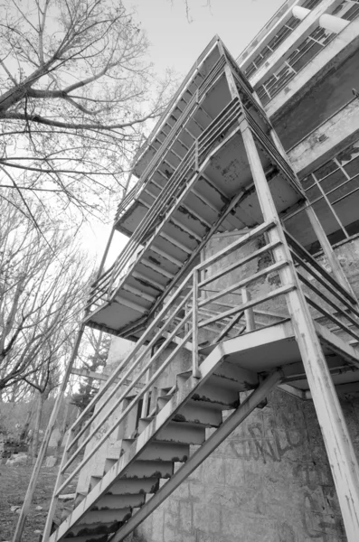 Detail gruseliger Treppen in einem verlassenen Gebäude in Schwarz-Weiß — Stockfoto