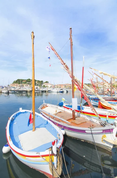 Petits bateaux en bois dans le port de Sanary sur Mer, en France . — Photo