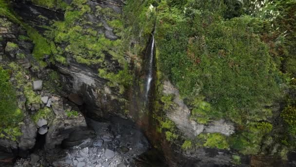 Vista aérea de uma cachoeira idílica no cenário da costa tropical. — Vídeo de Stock