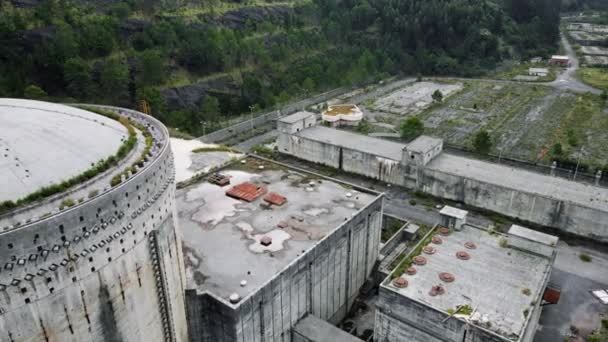 Vista aérea de drone de usina nuclear abandonada e arruinada ou estação, torre redonda de reator atômico, grande edifício demolido industrial . — Vídeo de Stock