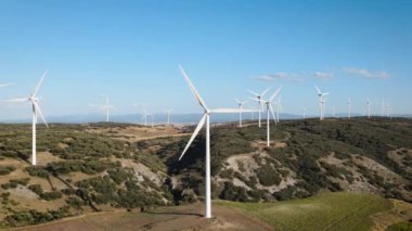 Rüzgar türbinleri çiftliğindeki yel değirmenine yakın çekim, yakınlaştır.