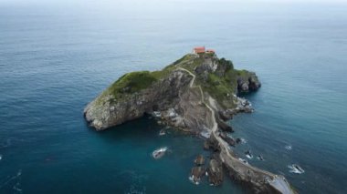 İspanya 'nın Bask bölgesindeki San Juan de Gaztelugatxe adasının hava manzarası